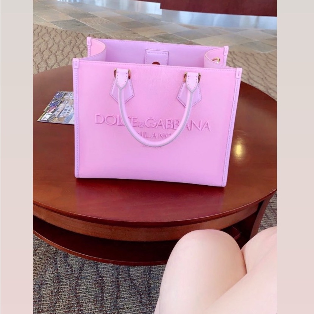 Beautiful pink dolce and Gabbana tote (small). Gorgeous